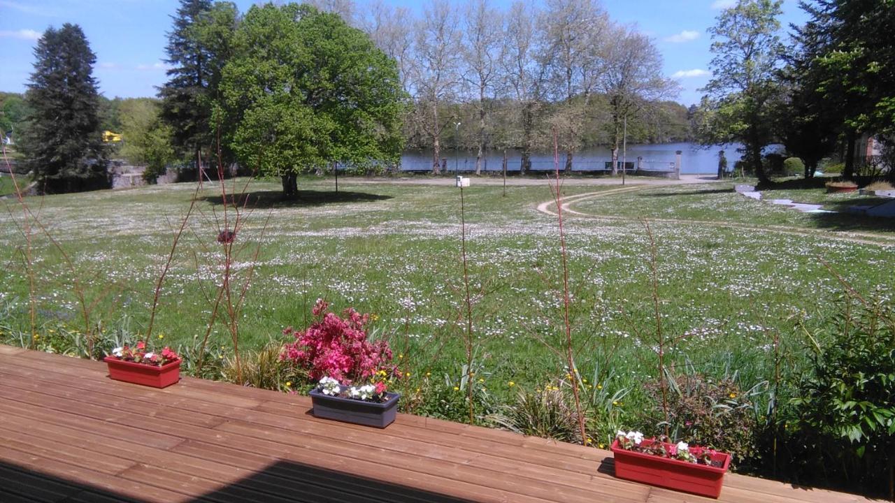 Auberge Du Lac De Mondon Mailhac-sur-Benaize Buitenkant foto