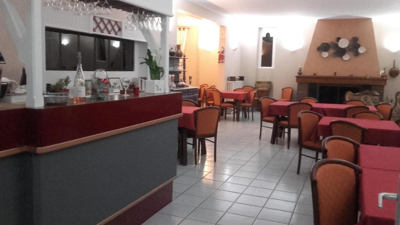Auberge Du Lac De Mondon Mailhac-sur-Benaize Buitenkant foto