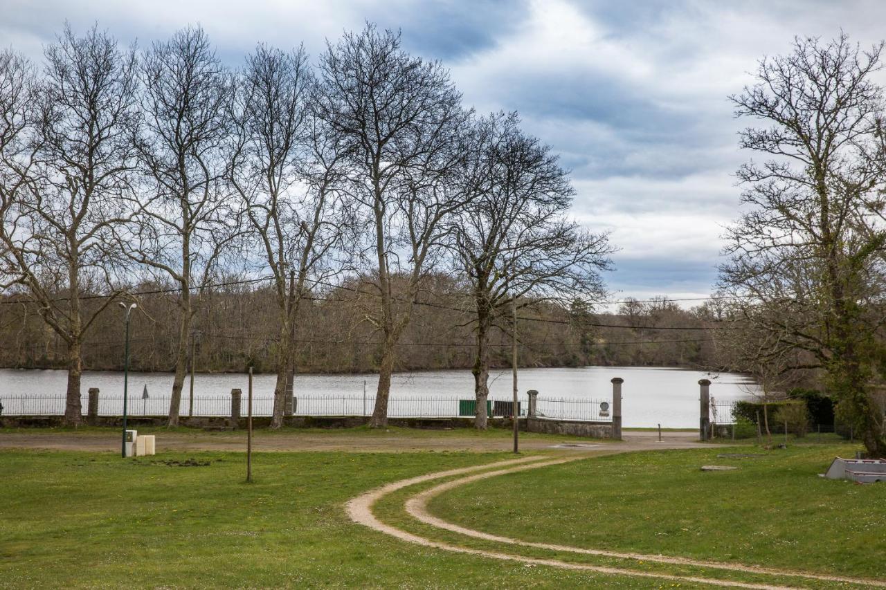 Auberge Du Lac De Mondon Mailhac-sur-Benaize Buitenkant foto